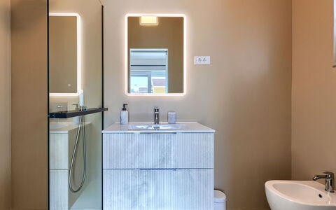 Kalina: Robinet, Propriété, Miroir, Évier, Luminaire Plomberie, Bâtiment, Salle De Bains, Lavabo, Design Intérieur, Bois