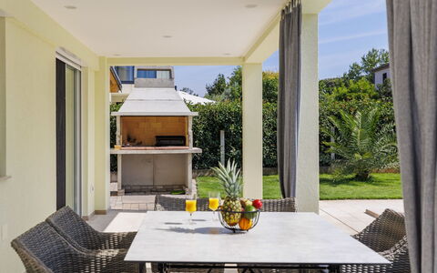 Kalina: Table, Bâtiment, Plante, Bois, Design Intérieur, Ombre, Salon, Sol, Chaise, Mur