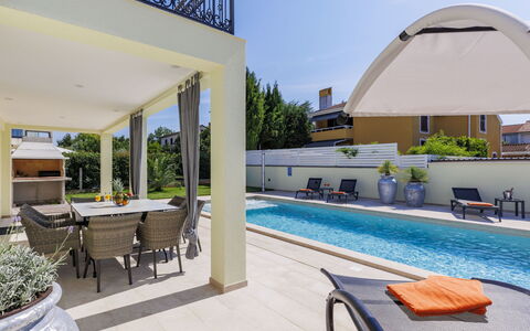 Kalina: Plante, L'Eau, Meubles, Propriété, Ciel, Ombre, Piscine, Mobilier De Jardin, Pot De Fleur, Éclairage