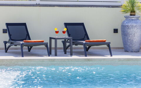 Kalina: L'Eau, Meubles, Propriété, Plante, Bleu, Rectangle, Chaise, Bleu Azur, Table, Mobilier De Jardin