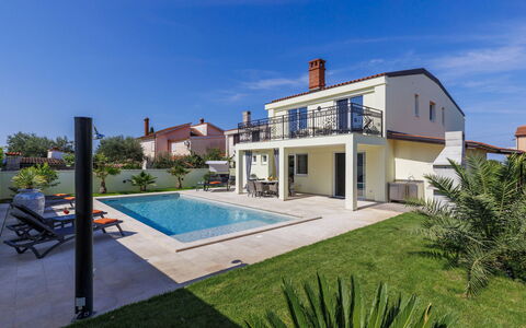 Kalina: Ciel, Plante, Propriété, Bâtiment, Fenêtre, Nuage, Bleu Azur, Lot Terre, Piscine, Herbe