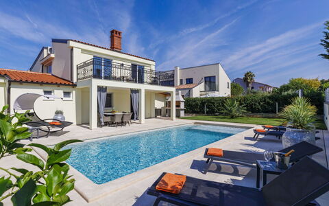 Kalina: Nuage, Ciel, L'Eau, Plante, Propriété, Bâtiment, Piscine, Fenêtre, Bleu Azur, Mobilier De Jardin