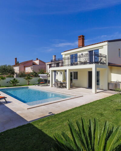 Kalina: Ciel, Plante, Propriété, Bâtiment, Fenêtre, Nuage, Bleu Azur, Lot Terre, Piscine, Herbe