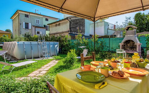 Pinot: Table, Plante, Propriété, Vaisselle, Bâtiment, La Nature, Ombre, Architecture, Mobilier De Jardin, Nappe De Table