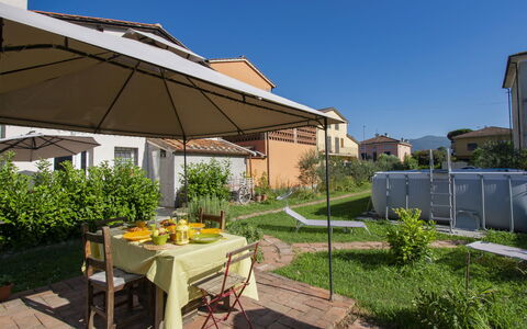 Pinot: Plante, Ciel, Table, Bâtiment, Ombre, Tableau De Plein Air, Surface De La Route, Design Urbain, Mobilier De Jardin, Paysage