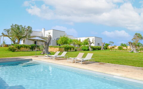 Villa Monamu: L'Eau, Nuage, Ciel, Plante, Propriété, Piscine, Bleu Azur, Arbre, Bâtiment, Mobilier De Jardin