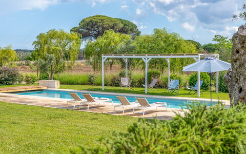 Villa Monamu: Nuage, L'Eau, Plante, Ciel, Bleu Azur, Botanique, Piscine, Arbre, Paysage Naturel, Ombre