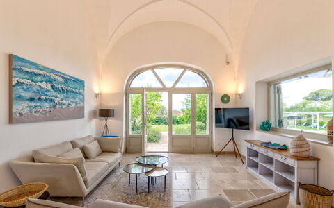 Villa Monamu: Canapé, Fenêtre, Bleu Azur, Ombre, Design Intérieur, Sol, Salon, Table, Bois, Plante