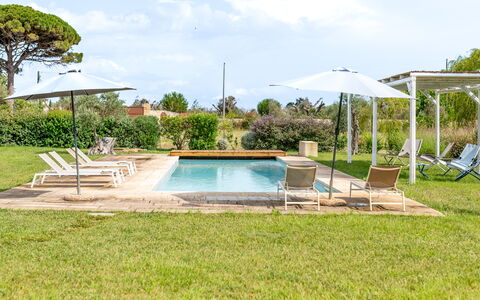 Villa Monamu: L'Eau, Plante, Ciel, Nuage, Piscine, Arbre, Mobilier De Jardin, Ombre, Loisir, Paysage