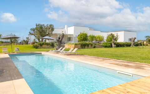 Villa Monamu: Nuage, L'Eau, Ciel, Propriété, Plante, Bleu Azur, Piscine, Arbre, Bâtiment, Herbe