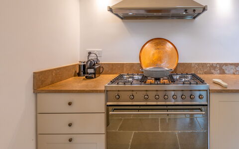 Villa Monamu: Cabinetry, Meubles, Comptoir, Cuisine, Bois, Cuisinière, Tiroir, Appareil De Cuisine, Cooktop, Sol