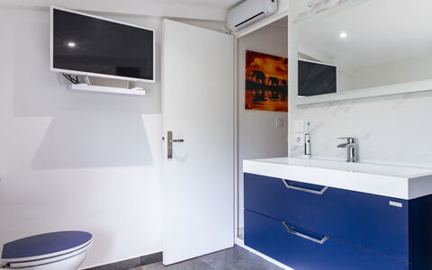 Villa du Soleil: Propriété, Évier, Robinet, Blanc, Bâtiment, Cabinetry, Design Intérieur, Armoire De Toilette, Salle De Bains, Luminaire Plomberie