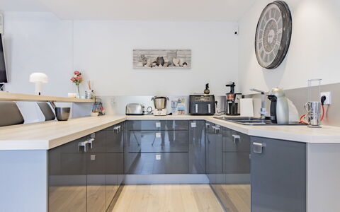 Villa du Soleil: Cabinetry, Comptoir, Propriété, Evier, Évier, Robinet, Produit, Cuisine, Bois, Cadre