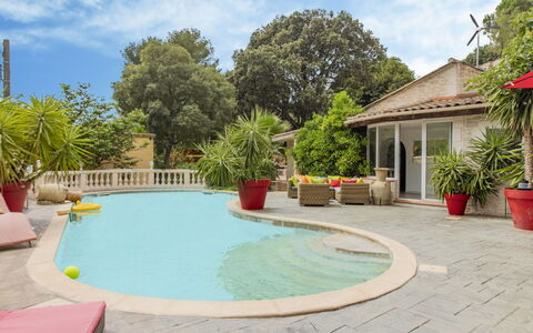 Villa du Soleil: L'Eau, Ciel, Plante, Nuage, Bâtiment, Bleu Azur, Piscine, Arbre, Pot De Fleur, Maison