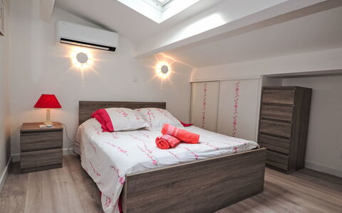 Villa du Soleil: Meubles, Design Intérieur, Sol, Sol, Chambre, Lit, Bois, Plafond, Pièce, Éclairage