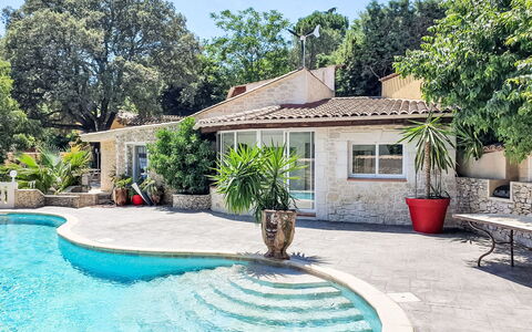 Villa du Soleil: L'Eau, Plante, Ciel, Bâtiment, Propriété, Fenêtre, Pot De Fleur, Bleu Azur, Arbre, Architecture