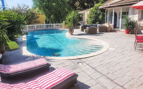 Villa du Soleil: L'Eau, Plante, Meubles, Piscine, Bleu Azur, Mobilier De Jardin, Bâtiment, Architecture, Arbre, Loisir