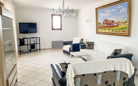 Villa Rose: Cadre, Table, Propriété, Meubles, Canapé, Design Intérieur, Chaise, Éclairage, Salon, Bois