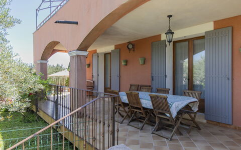 Villa Rose: Propriété, Plante, Bâtiment, Porte, Bois, Chaise, Ombre, Porche, Ciel, Chalet