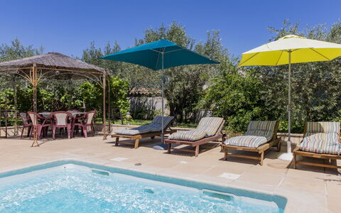 Villa Rose: L'Eau, Plante, Meubles, Propriété, Ciel, Piscine, Chaise, Parapluie, Bleu Azur, Mobilier De Jardin
