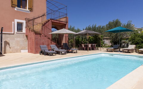 Villa Rose: L'Eau, Ciel, Plante, Fenêtre, Piscine, Bleu Azur, Bâtiment, Chaise, Ombre, Mobilier De Jardin