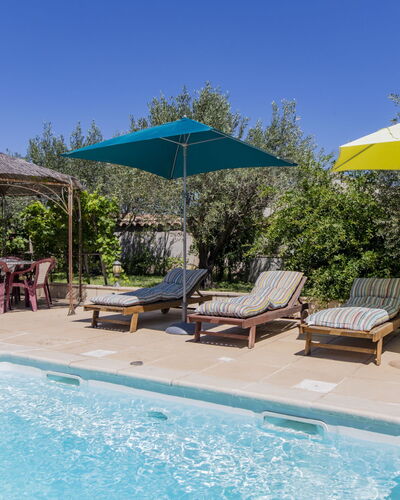 Villa Rose: L'Eau, Plante, Meubles, Propriété, Ciel, Piscine, Chaise, Parapluie, Bleu Azur, Mobilier De Jardin
