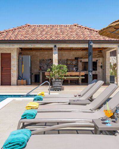 Villa Tanja: Piscine, Mobilier De Jardin, Recours, Composite, Meubles, Chaise, Eco Hôtel, Balancelle, Biens, Ombre
