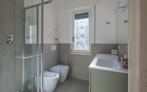 Pieve Ligure Seaside View, Wifi: Salle De Bains, Luminaire Plomberie, Mur, Sol, Sol, Toilette, Siège De Toilette, Design Intérieur, Évier, Lavabo