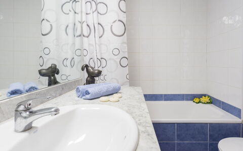 Roses 810: Robinet, Luminaire Plomberie, Lavabo, Propriété, Évier, Salle De Bains, Noir, Violet, Miroir, Baignoire