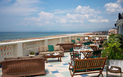 Tosca With Beach & Breakfast Included: Nuage, Ciel, L'Eau, Meubles, Propriété, Bâtiment, Plante, Bleu Azur, Mobilier De Jardin, Station Balnéaire