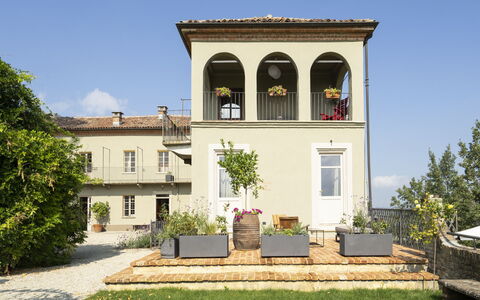 B&b Vigne Di Fagnano Without Kitchen: Plante, Ciel, Bâtiment, Fenêtre, Architecture, Lot Terre, Arbre, Nuage, Porte, Herbe