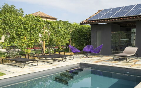 B&b Vigne Di Fagnano Without Kitchen: L'Eau, Plante, Bâtiment, Meubles, Ciel, Bleu Azur, Piscine, Chaise, Mobilier De Jardin, Ombre