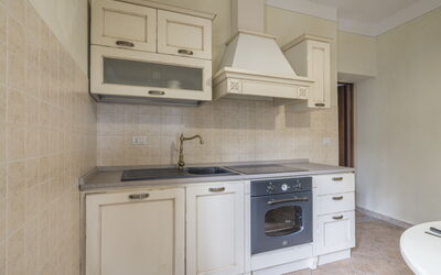 Arpusè - Ca Renato Grane' Apartment with Pool: Cuisine, Cabinetry, Appareil De Cuisine, Comptoir, Principaux Appliance, Sol, Bois, Design Intérieur, Sol, Meubles
