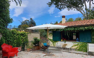 Green Suite On The Roof - Roma With No Kitchen: Ciel, Plante, Nuage, Propriété, Meubles, Bâtiment, Table, Bleu Azur, Ombre, Arbre