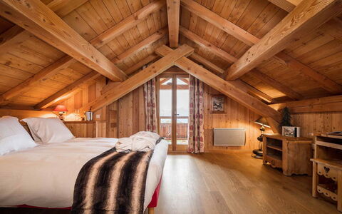 Chalet Lièvre Blanc: Bâtiment, Propriété, Meubles, Fenêtre, Bois, Architecture, Faisceau, Design Intérieur, Tache De Bois, Confort