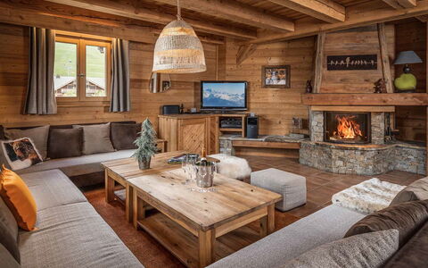 Chalet Lièvre Blanc: Table, Meubles, Propriété, Cadre, Bois, Fenêtre, Design Intérieur, Salon, Sol, Mur