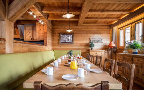 Chalet Lièvre Blanc: Table, Meubles, Fenêtre, Vaisselle, Bâtiment, Plante, Bois, Design Intérieur, Éclairage, Maison