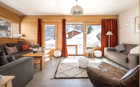 Acajuma: Table, Cadre, Meubles, Canapé, Confort, Fenêtre, Bâtiment, Bois, Design Intérieur, Ombre