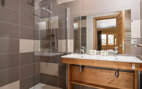 Acajuma: Miroir, Robinet, Évier, Propriété, Luminaire Plomberie, Salle De Bains, Design Intérieur, Bois, Architecture