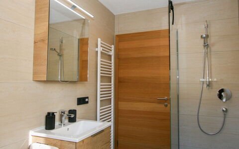 Ferienwohnung Selina: Miroir, Propriété, Bâtiment, Luminaire Plomberie, Évier, Robinet, Salle De Bains, Bois, Design Intérieur