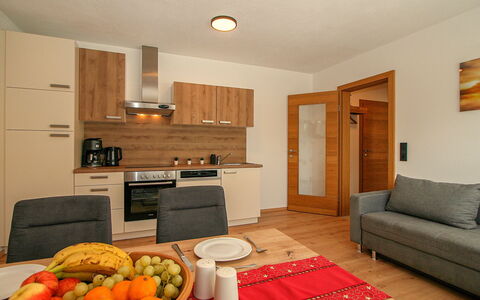 Ferienwohnung Selina: Meubles, Cabinetry, Aliments, Vaisselle, Comptoir, Orange, Bois, Table, Design Intérieur