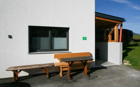 Ferienwohnung Selina: Extérieur Banc, Bâtiment, Fenêtre, Table, Bois, Ombre, Plante, Mobilier De Jardin, Maison, Rectangle