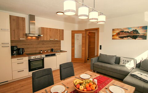 Ferienwohnung Selina: Meubles, Propriété, Cabinetry, Comptoir, Canapé, Table, Bois, Orange, Salon, Design Intérieur