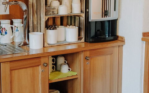 Irdning - Donnersbachtal 649: Appareil De Cuisine, Bois, Cuisine, Vaisselle, Petit Appareil, Cabinetry, Comptoir, Serveware, Placard