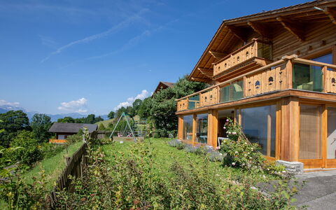 Chalet Domino: Plante, Ciel, Bâtiment, Propriété, Fenêtre, Arbre, Paysage Naturel, Lot Terre, Maison, Herbe