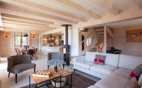 Chalet Domino: Plante, Ciel, Bâtiment, Propriété, Fenêtre, Arbre, Paysage Naturel, Lot Terre, Maison, Herbe