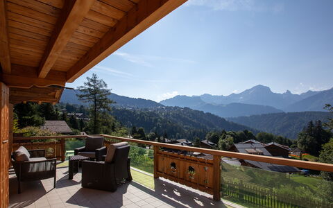 Chalet Domino: Plante, Ciel, Bâtiment, Propriété, Fenêtre, Arbre, Paysage Naturel, Lot Terre, Maison, Herbe