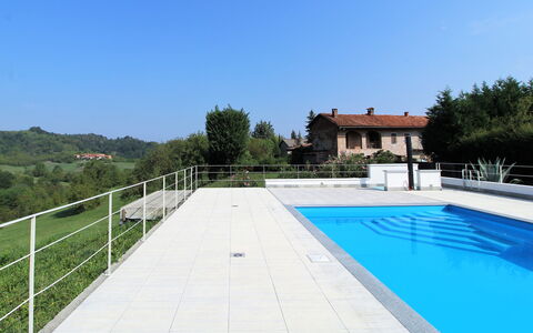 La Casa Dei Nonni, House With Private Pool, Torino: Ciel, L'Eau, Bâtiment, Plante, Arbre, Piscine, Rectangle, Herbe, Maison, Ombre