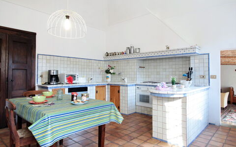 La Casa Dei Nonni, House With Private Pool, Torino: Meubles, Cabinetry, Table, Cuisine, Comptoir, Éclairage, Bois, Design Intérieur, Sol, Évier