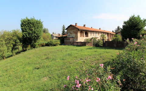 La Casa Dei Nonni, House With Private Pool, Torino: Ciel, Plante, Bâtiment, Fleur, Fenêtre, Nuage, La Nature, Arbre, Maison, Paysage Naturel